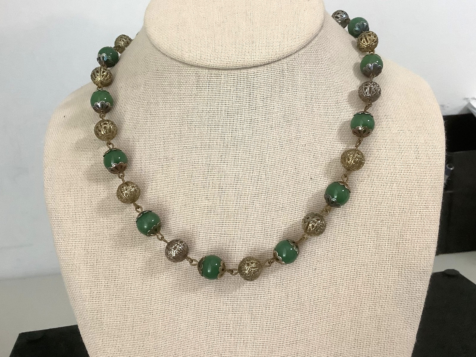 Vintage Art Deco vivid green Jade station beaded necklace 18″