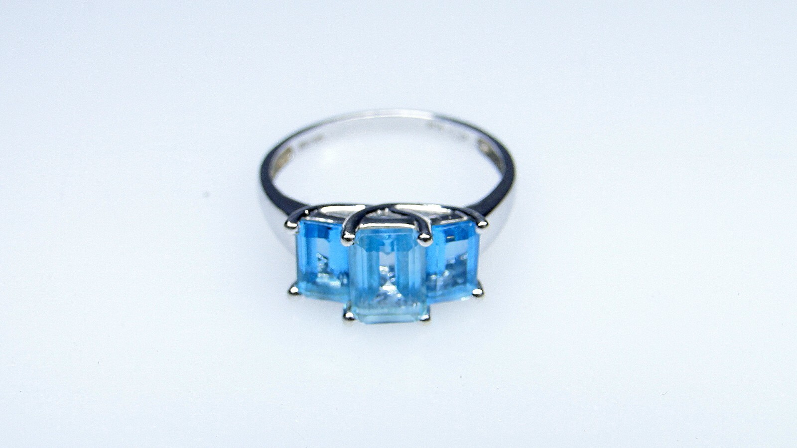 🌟Elegant 10K White Gold Ring w Trio of Blue Topaz Stones sz 7