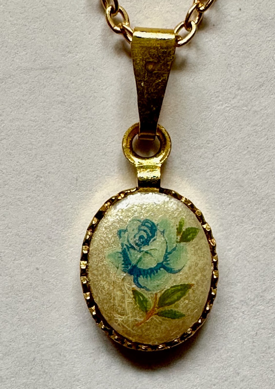VINTAGE BLUE ROSE CABACHON OVAL CHARM PENDANT 3/4 OF 1″ NECKLACE 18″ GOLD PLATED