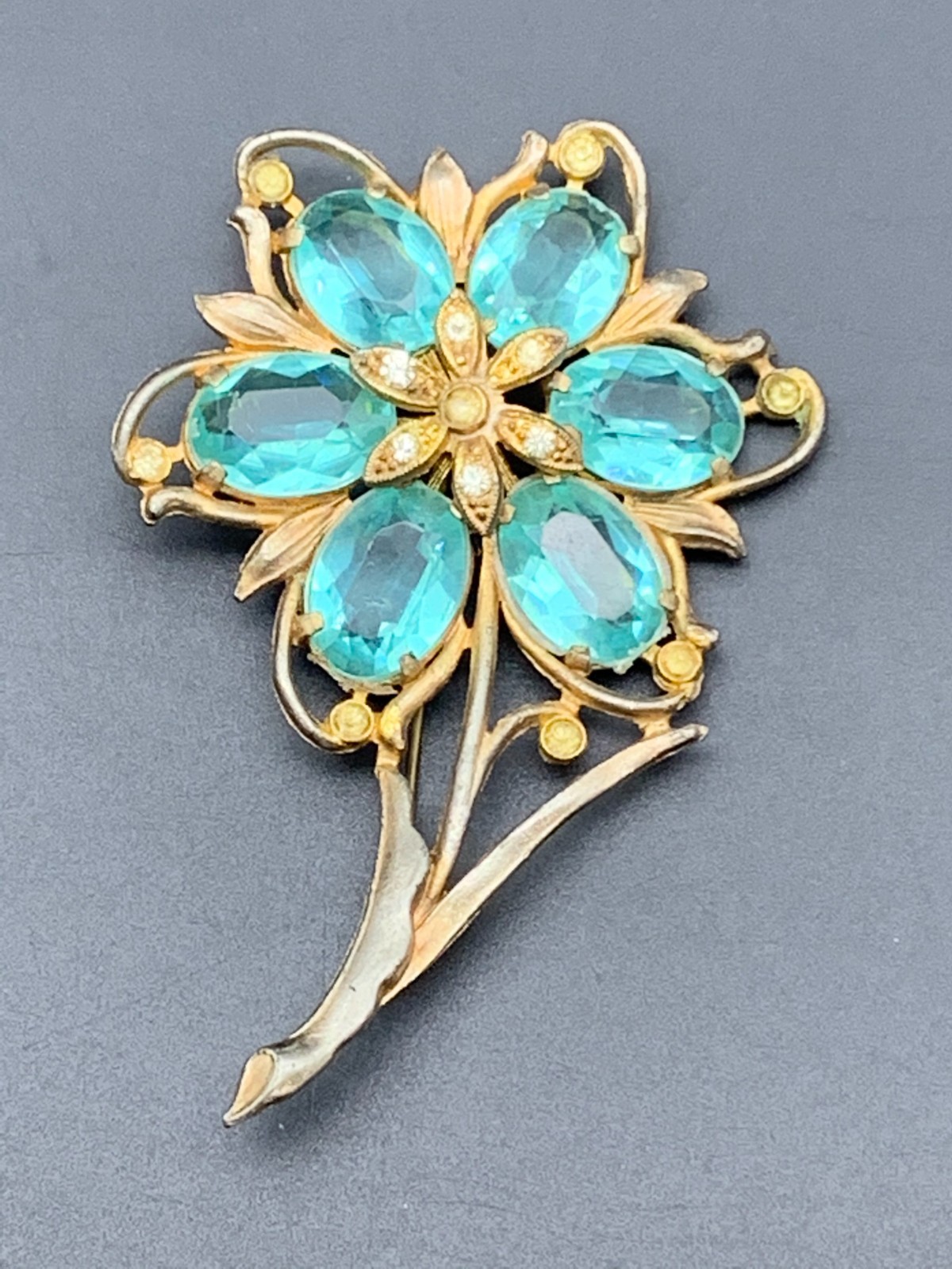 Vintage 1930s-1950s Large Gold Tone Flower Brooch (L628)