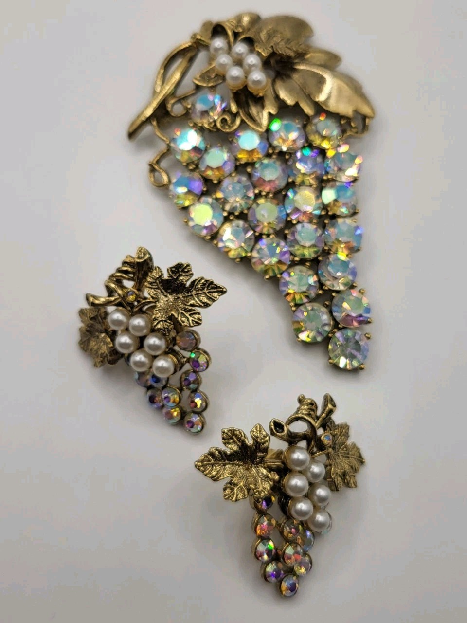 Vtg CRAFT 2 Pc Pearls AB Rhinestone Grapes Gold Plate Lg Brooch Post Earrings