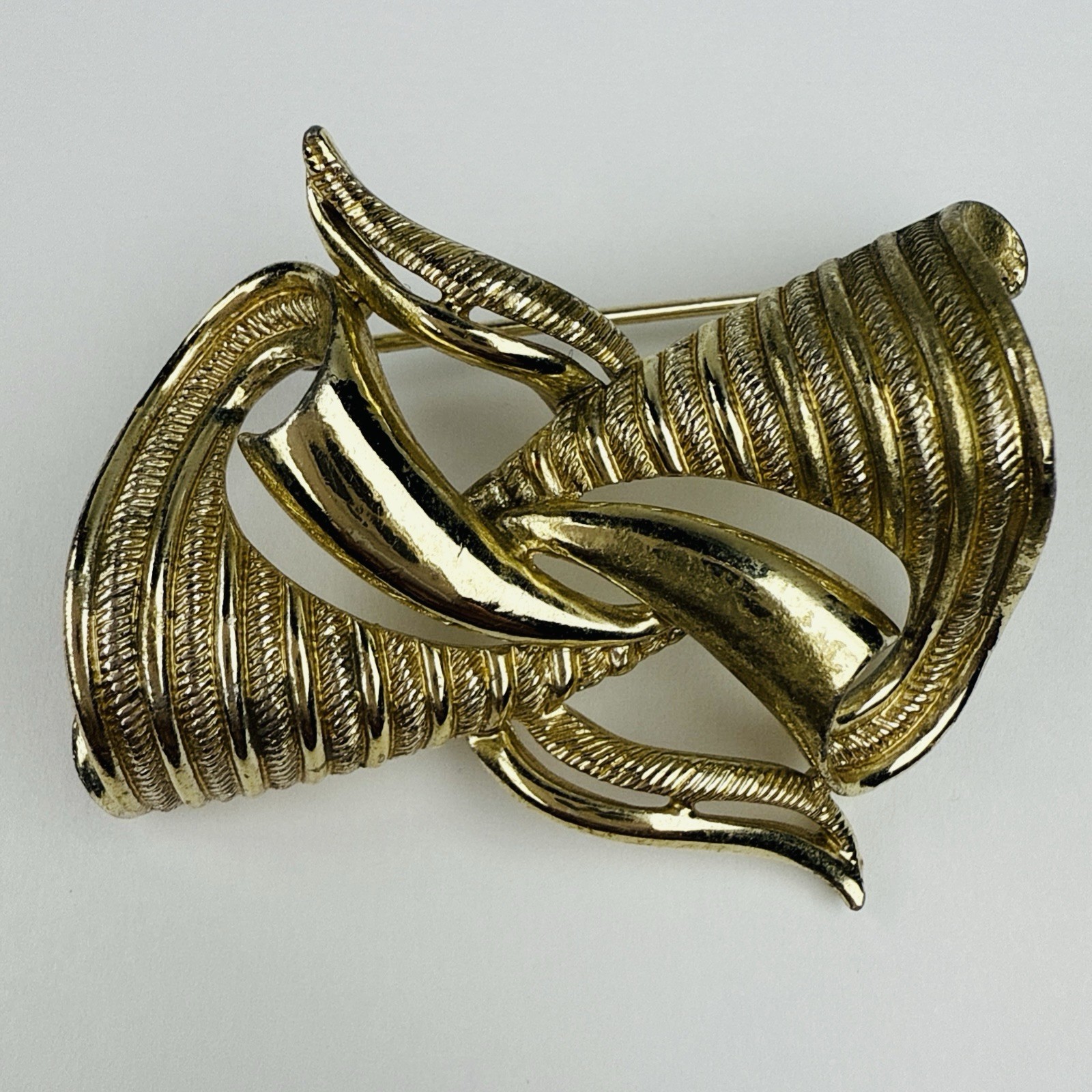 Vintage Gold Tone Brooch Textured Flowy Ribbons Unbranded 2”