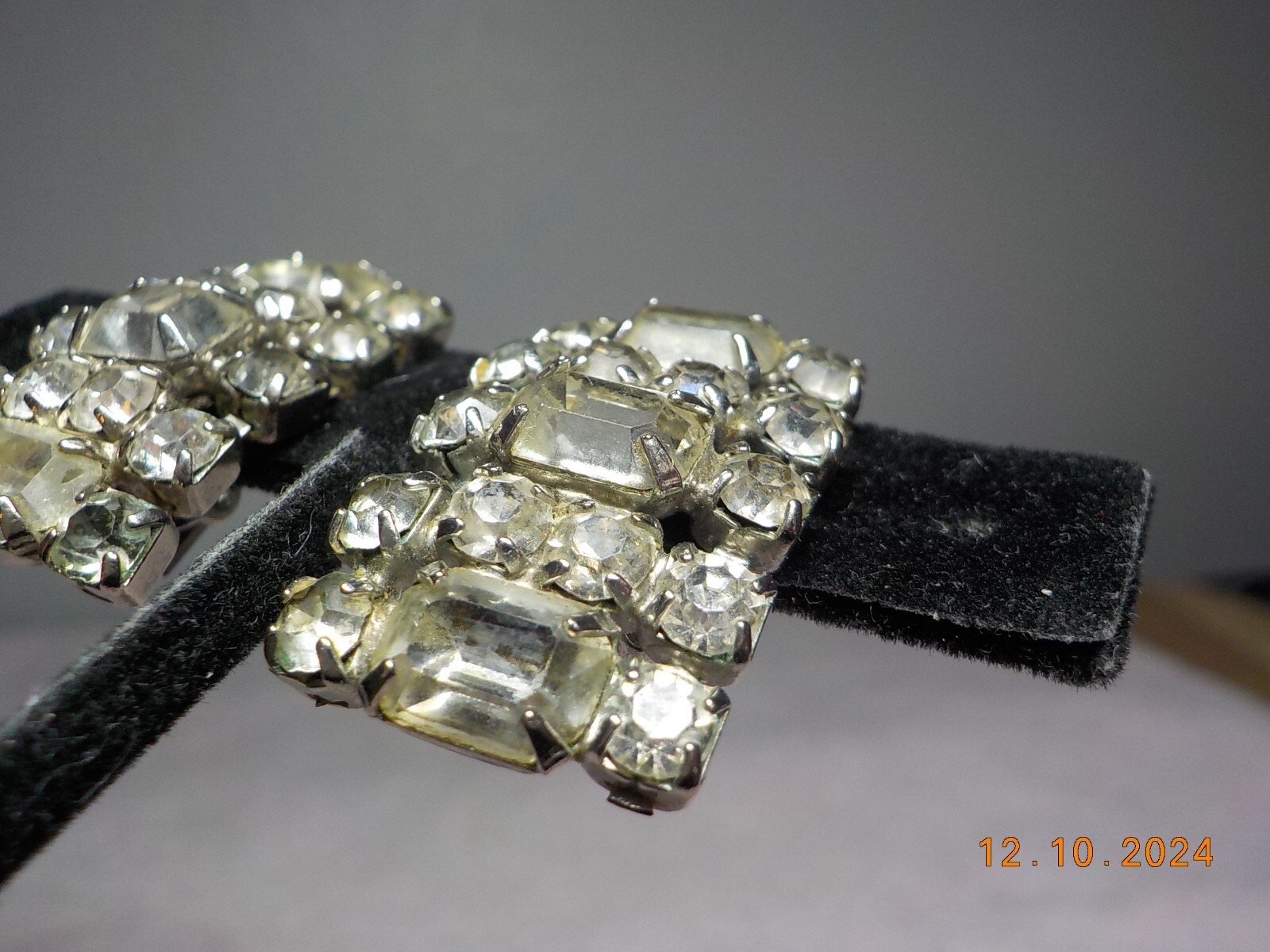 VINTAGE CLEAR RHINESTONE CLUSTER CLIP-ON EARRINGS W/EMERALD/ROUND CUT STONES