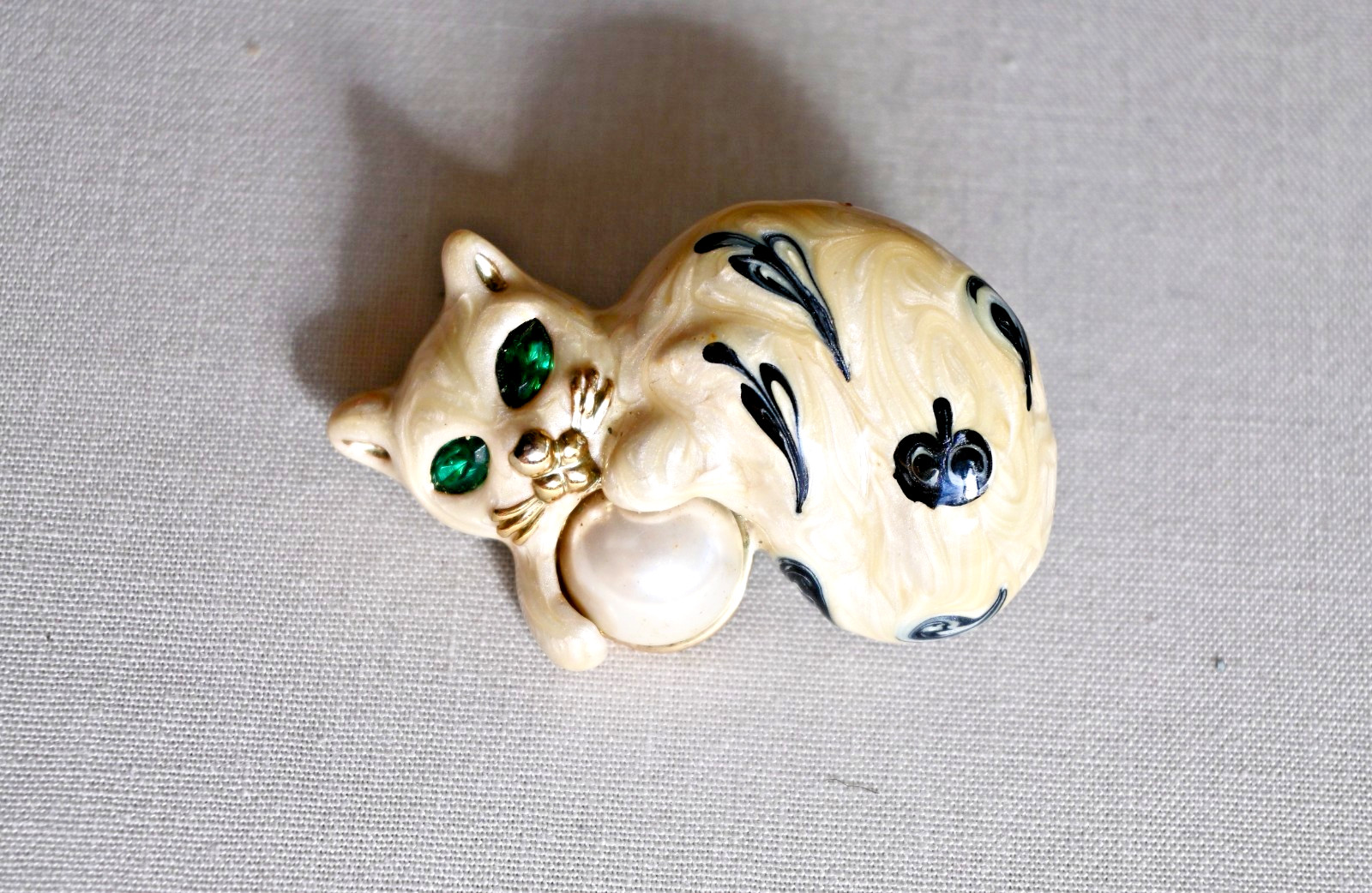 Vintage Cat Enamel Green Rhinestone Eyes Faux Pearl Cabochon Kitten Brooch Kitty