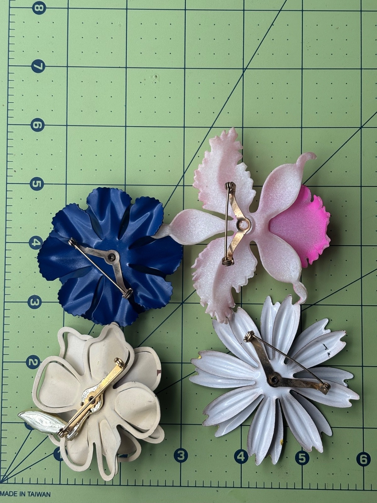 LOT OF 4 vintage Flower Brooches~RETRO Flower PINS~For Crafts~Mixed Media ART
