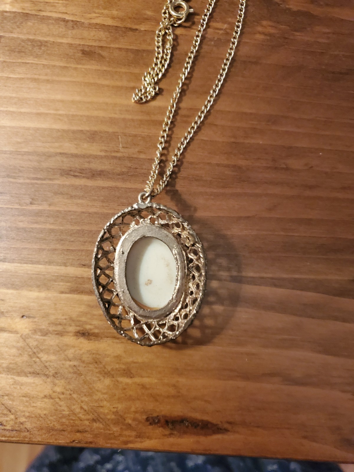 VTG Orange/Cream Cameo Pendant Costume Jewelry Necklace Gold Tone Chain/Setting