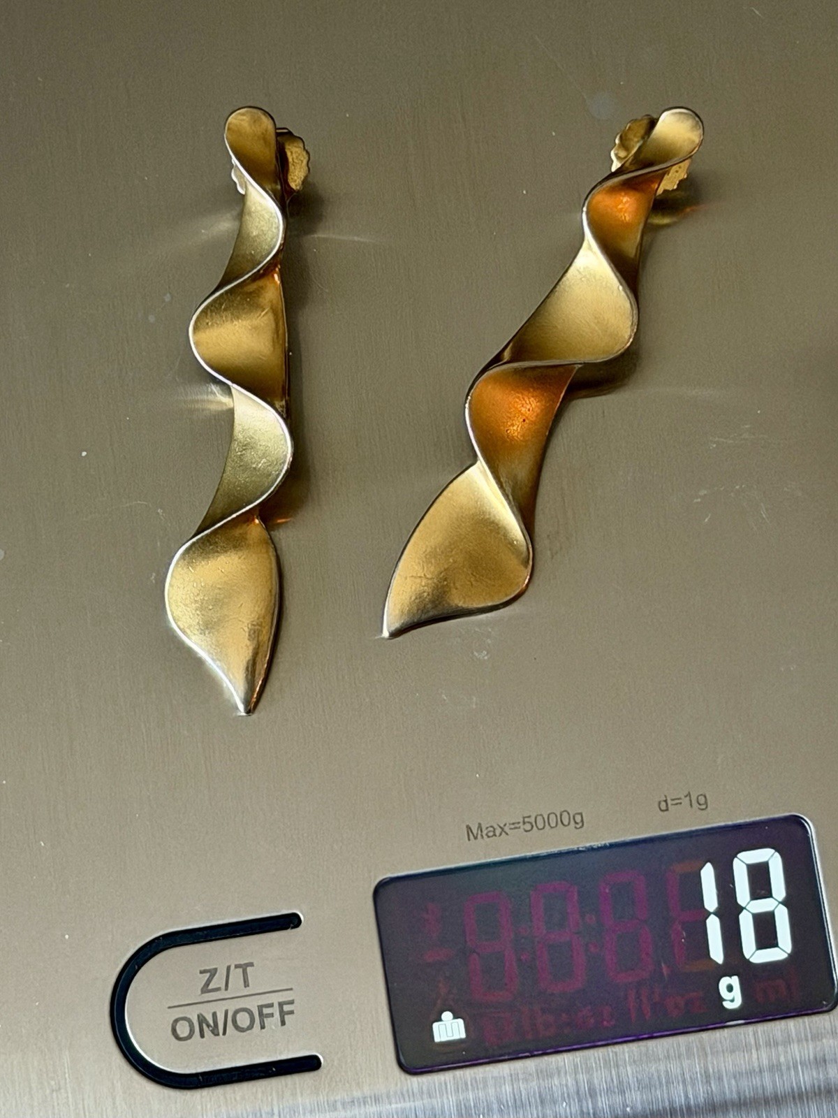 Vintage Avon Matte Gold Tone Swirl Ribbon Drop Pierced Earrings 2.75″ 18g READ