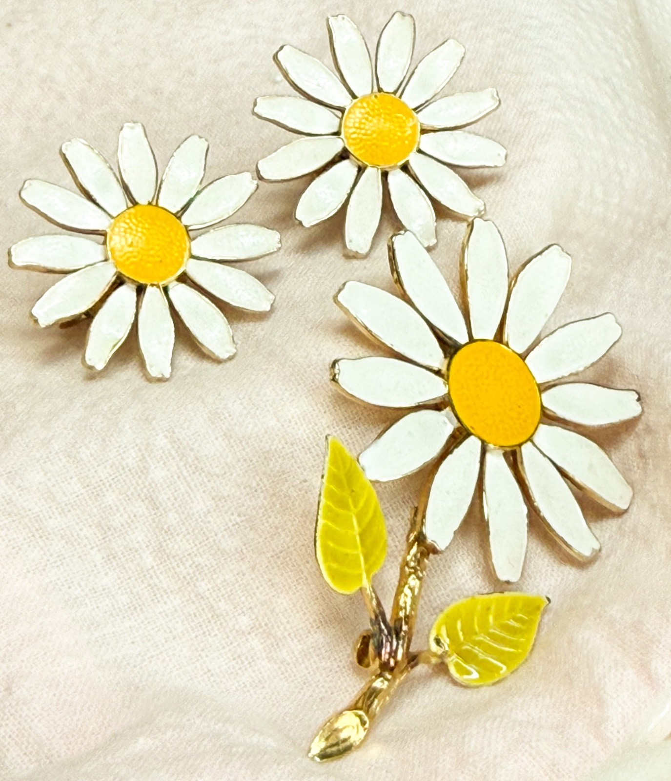 Vintage Accessocraft Gold Tone DAISY Brooch and Adjustable Clip-On Earrings Set
