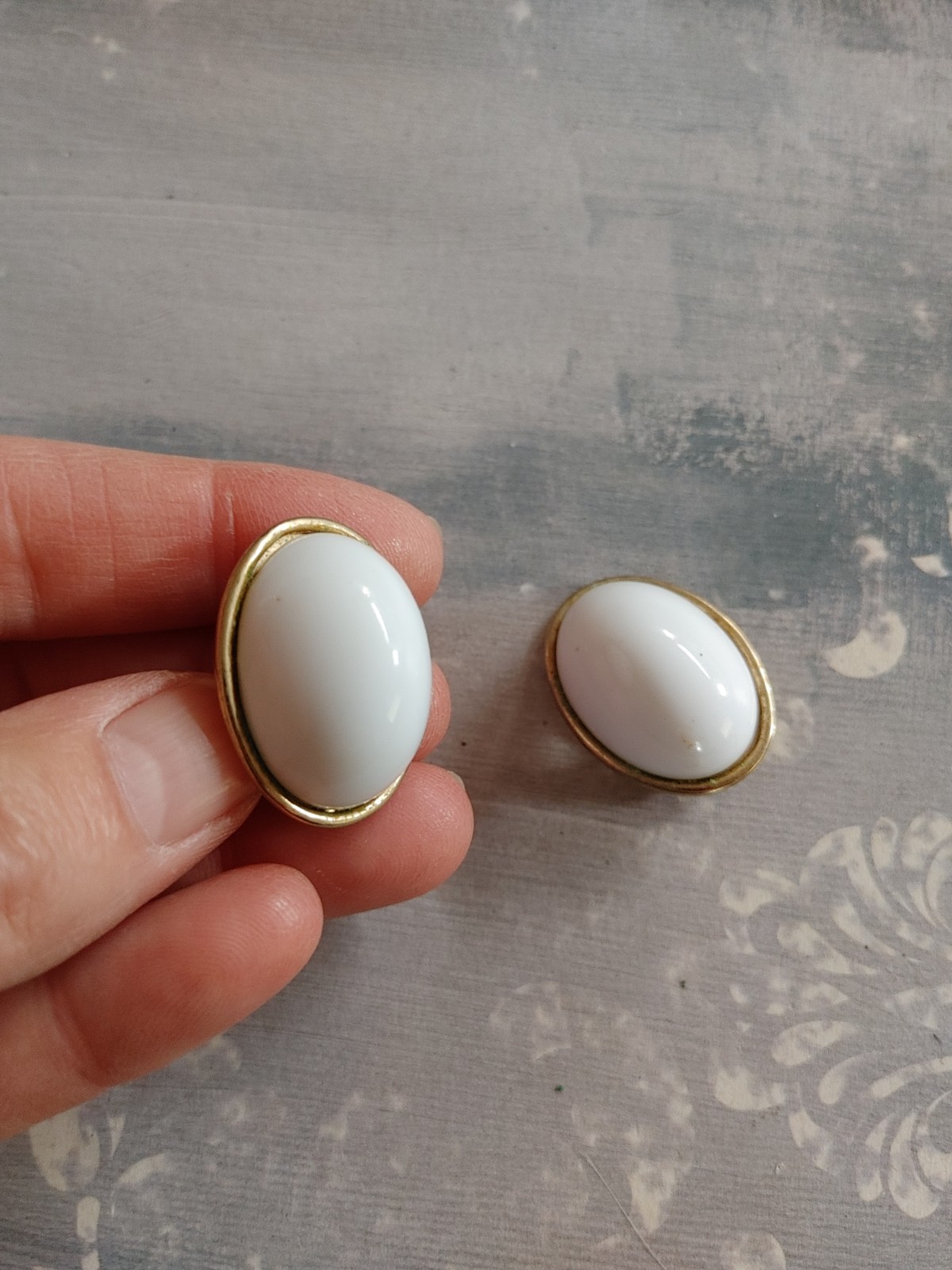 Vintage clip earrings BEC London white oval dome button style 60’s 70’s 80’s MOD
