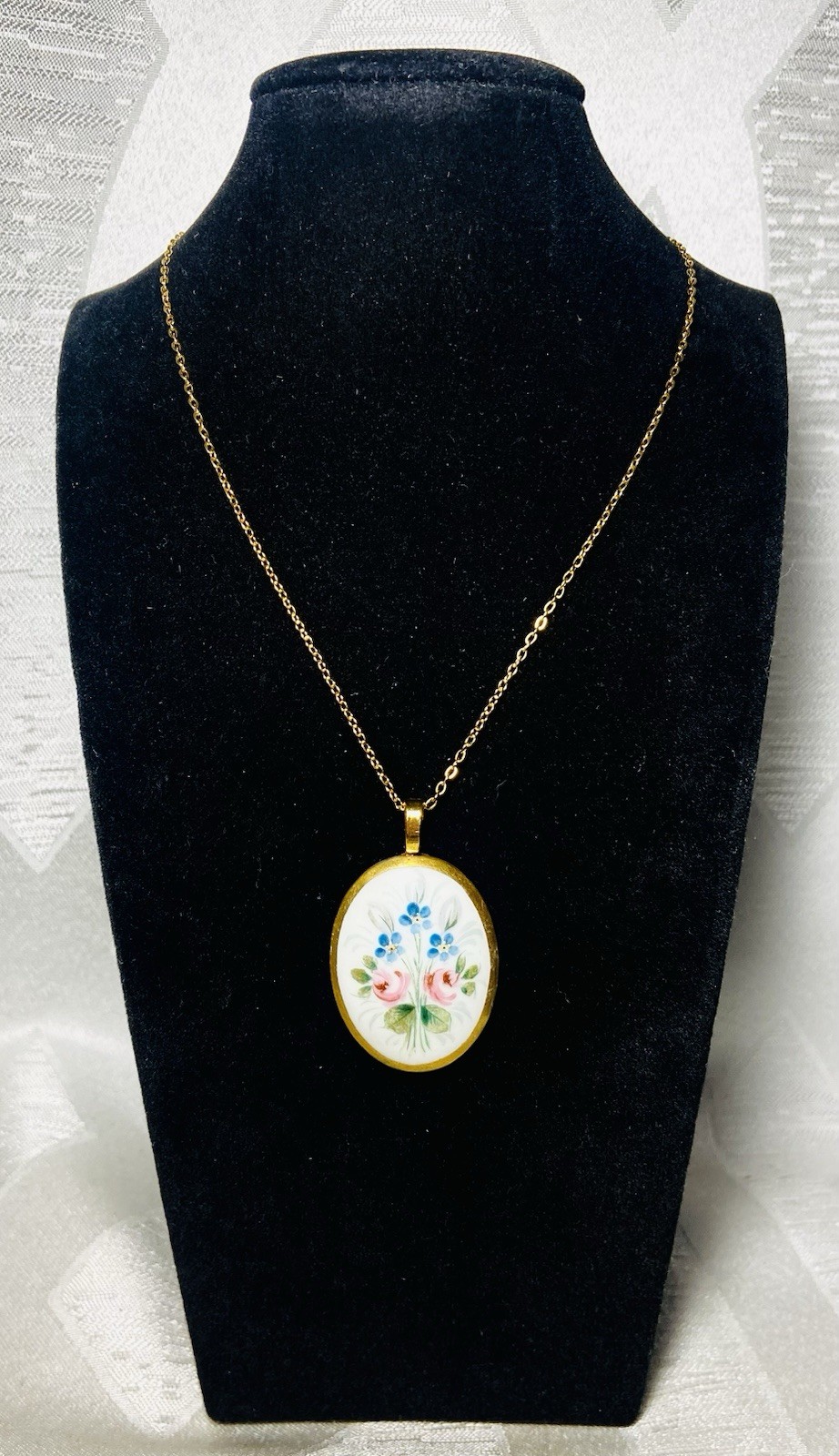 Hand Painted Porcelain Floral Pendant Necklace Gold Tone 18″ Chain Cottagecore