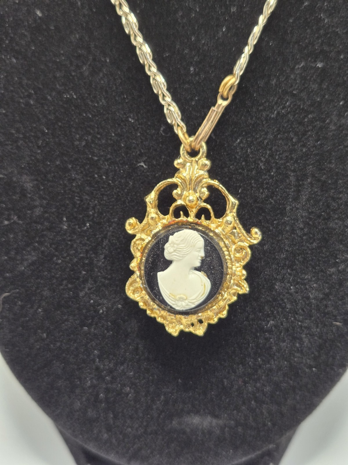 Estate Jewelry Cameo Dual Sided White / Black Portrait Pendant Pin Gold Tone