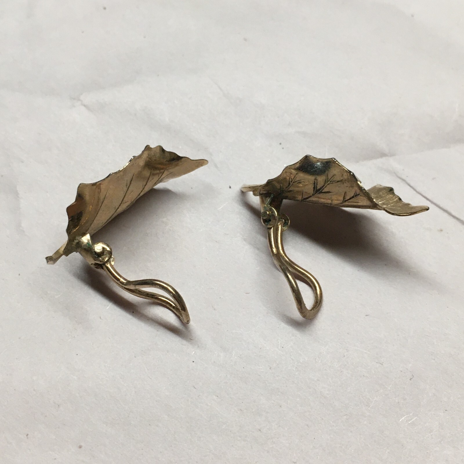 Vintage Signed Wells 1/20 12k Gold Filled Leaf Earrings Clip on 1-1/4”