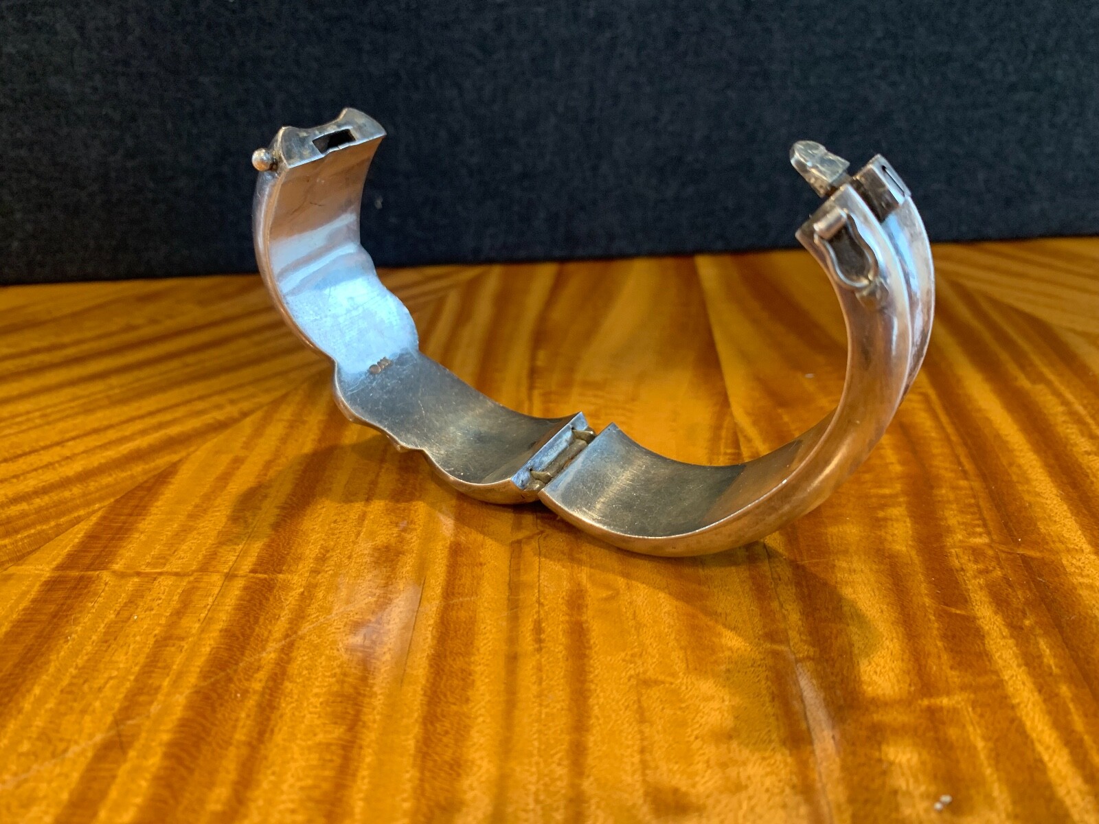 BEAUTIFUL CHUNKY STERLING SILVER SLIDE HINDGE LOCK BANGLE BRACELET W/ CLASP 69G.