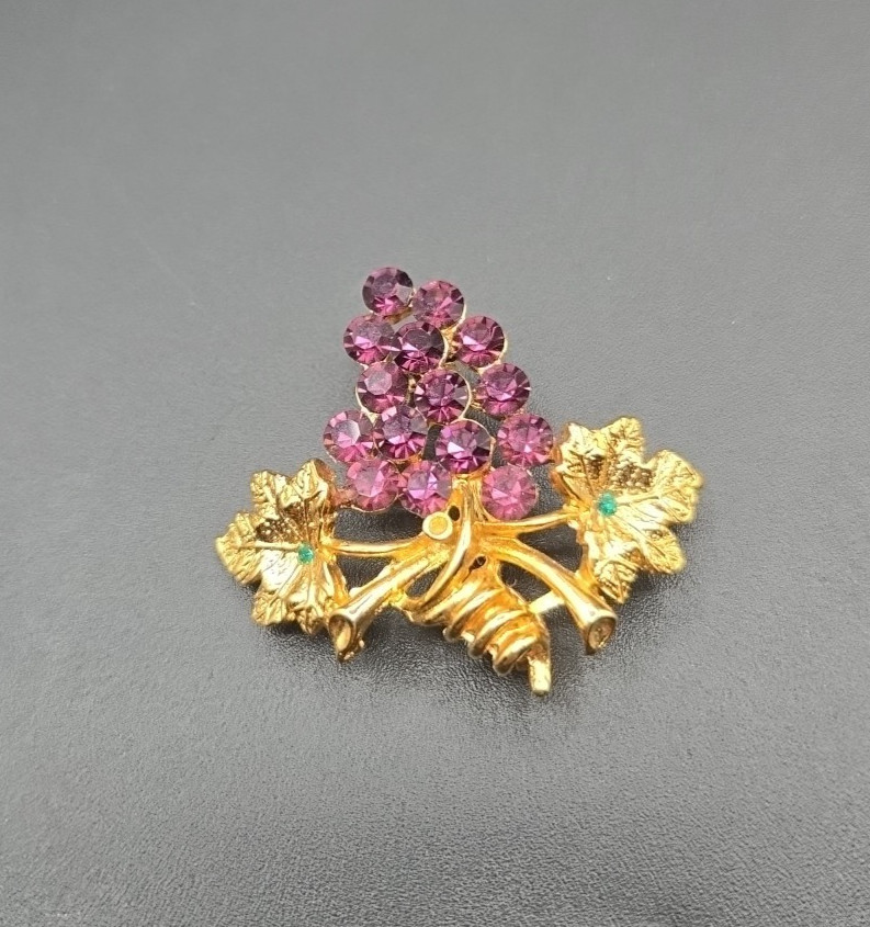 Vintage Gold tone Purple & Green Rhinestones Bunch of Grapes Brooch/Pin