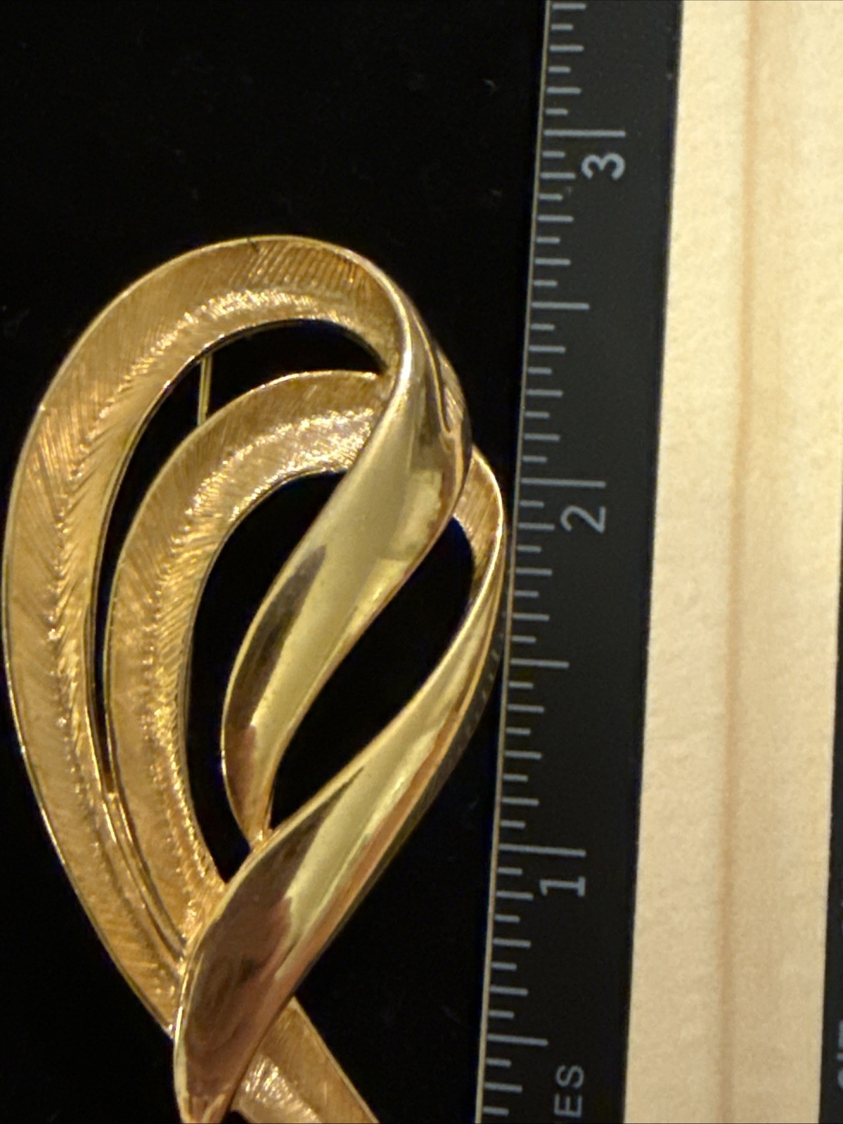 Vintage Gold Tone Modernist Swirl Ribbon Brooch Pin Abstract Statement
