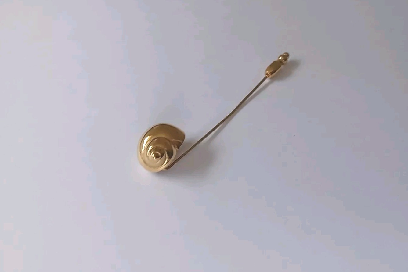 Vintage Crown Trifari Classic Figural Stick Pin, Sculptural Golden Sea Shell 3″