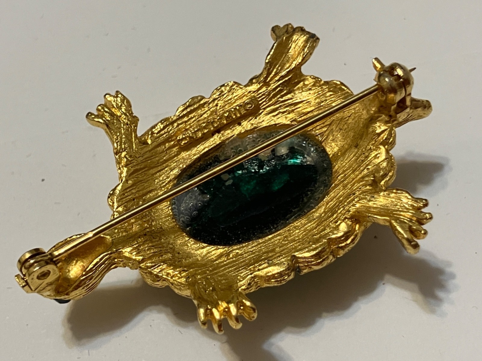 VTG SIGNED IIW 30 St. Inc TURTLE GOLDTONE BROOCH PIN GLASS GREEN EYES