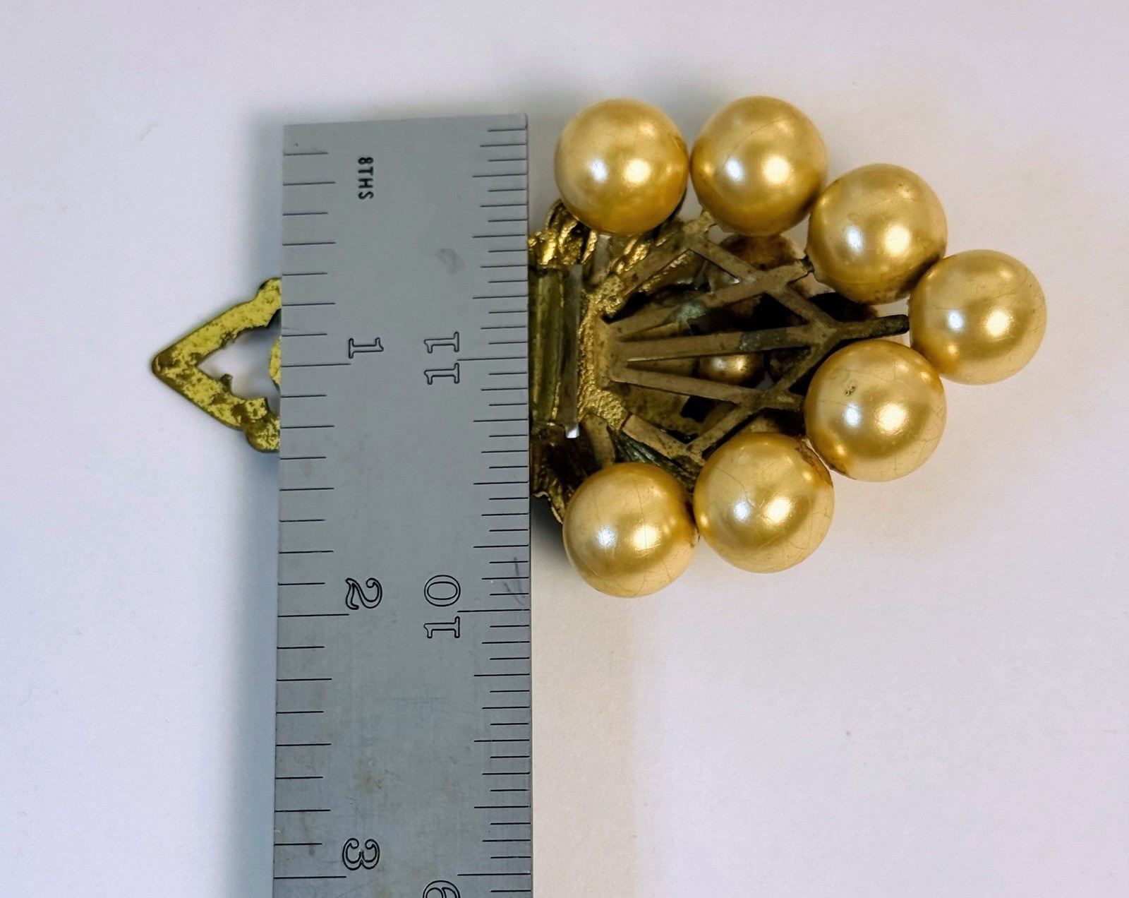 Vintage Gold Tone Bunch Of Grapes Dress Scarf Clip Collectible 2in 0092