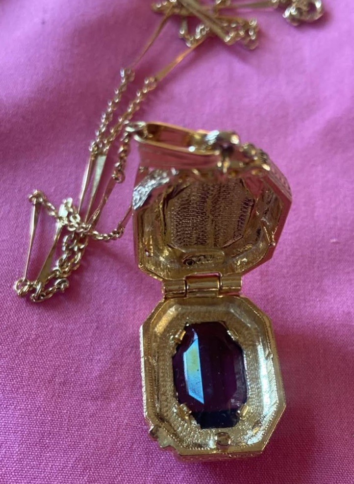 Goldette gold tone necklace & Locket signed. Necklace 23.5 in locket 1 7/8 in