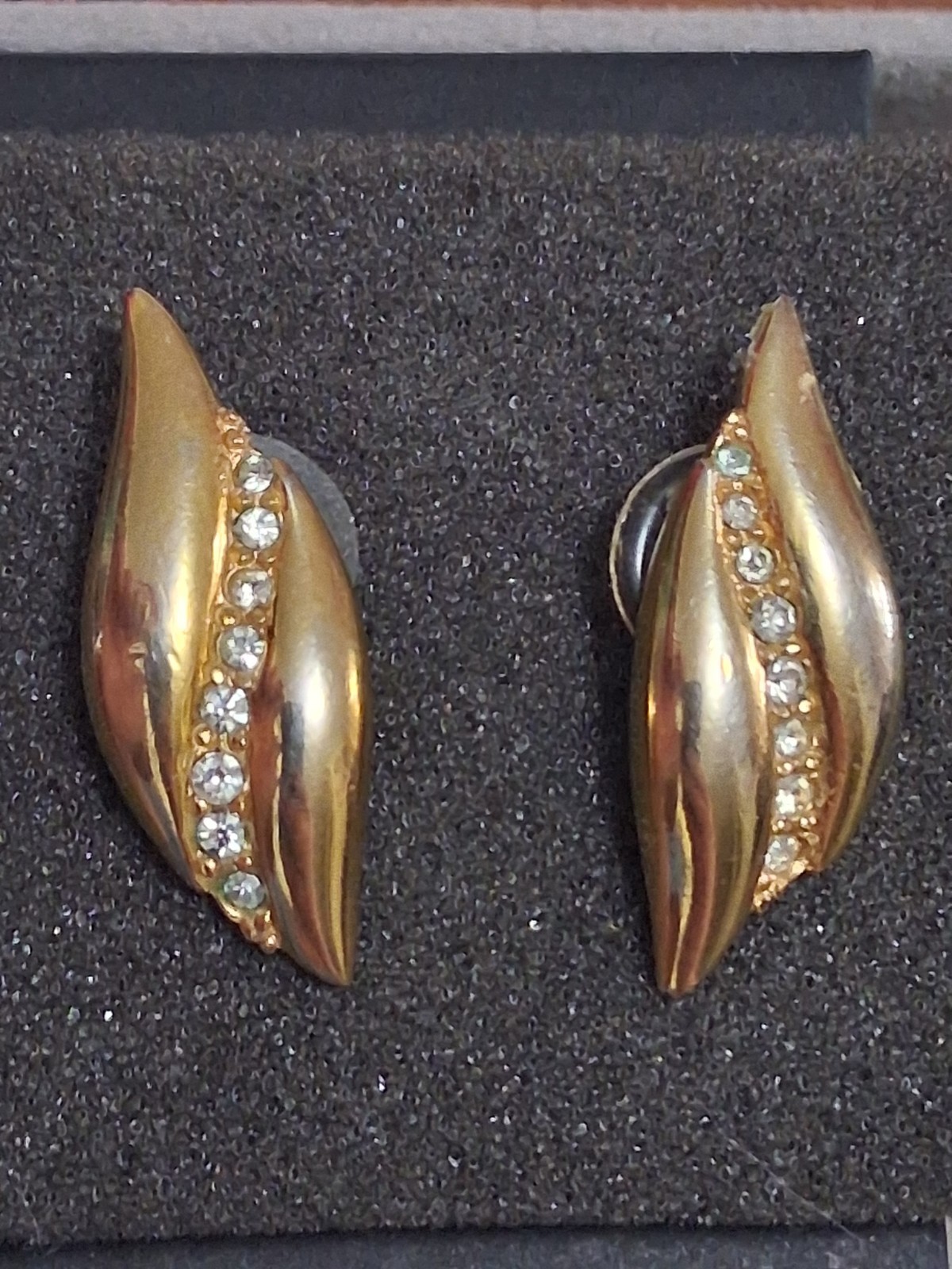 Vintage curved rhinestone accent earrings polished gold tone s