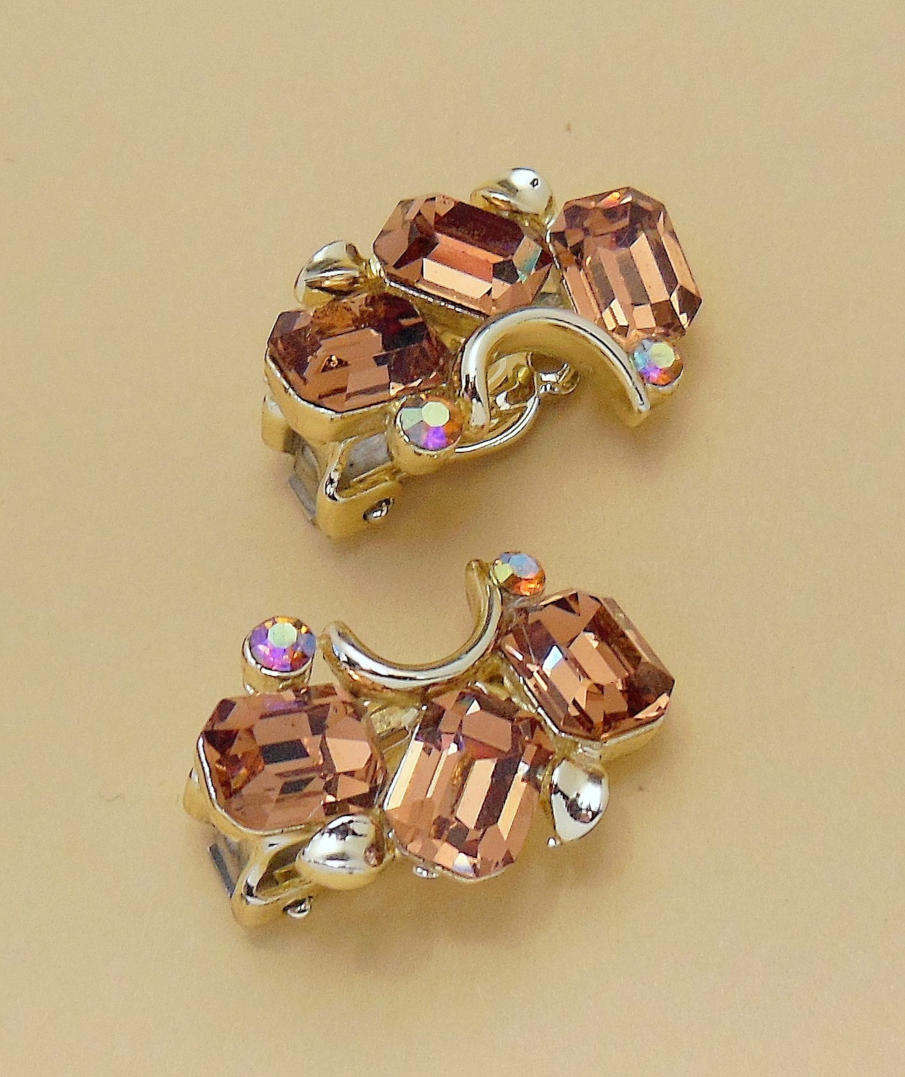 Vintage LISNER Light Topaz Faceted Emerald Cut Glass AB RS Clip On Earrings