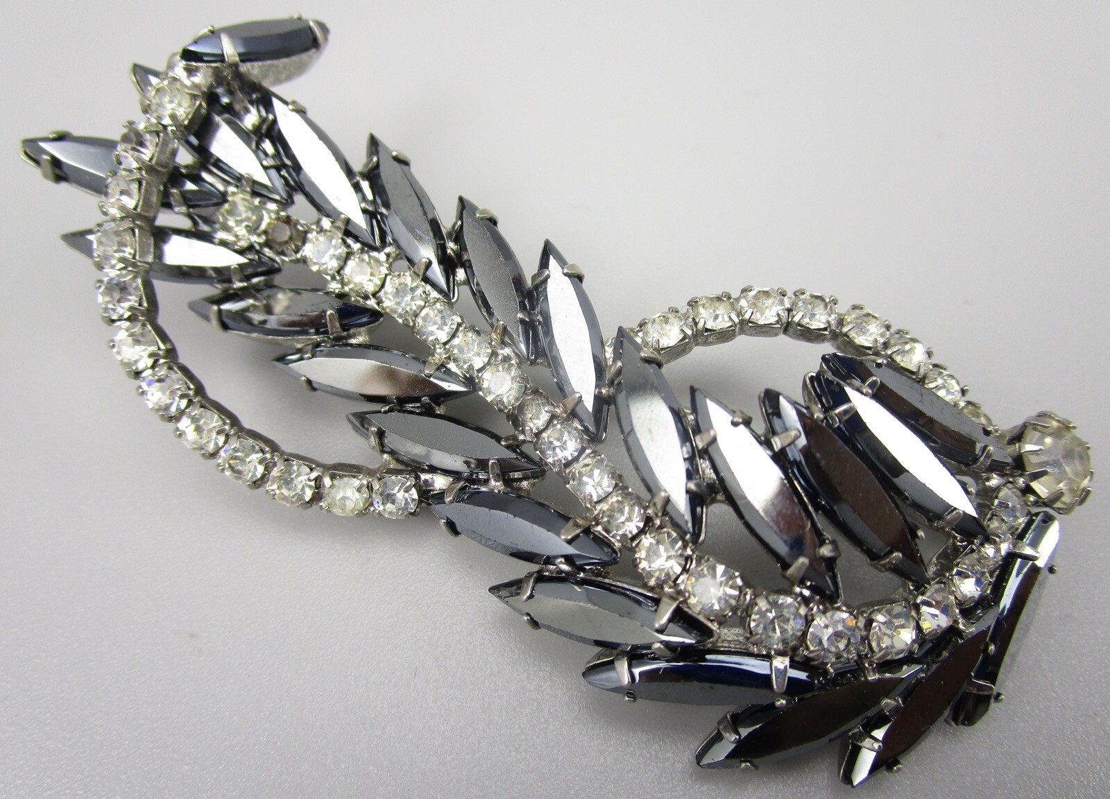 VINTAGE JULIANA DELIZZA & ELSTER HEMATITE & CLEAR RHINESTONE BROOCH PIN