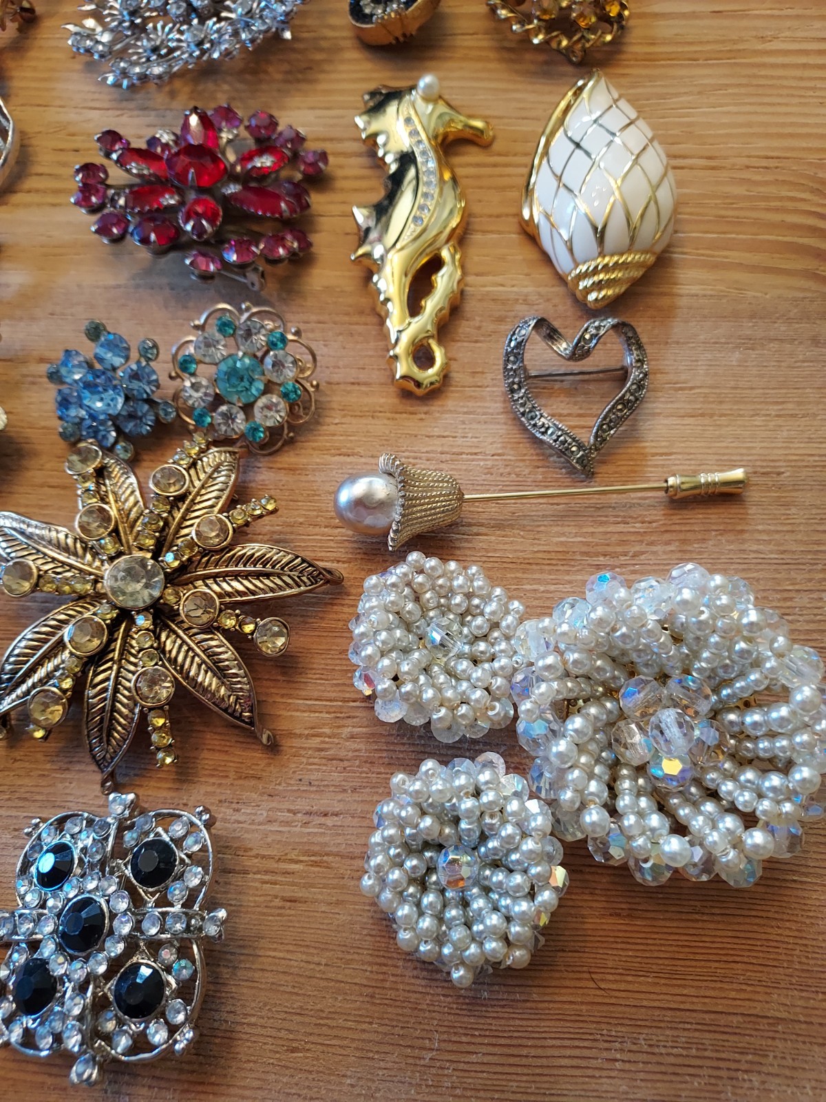 Huge Lot Of Vintage Booch/ Pins Trifari Lisner Roman Jj Avon Gerrys Rafaelian