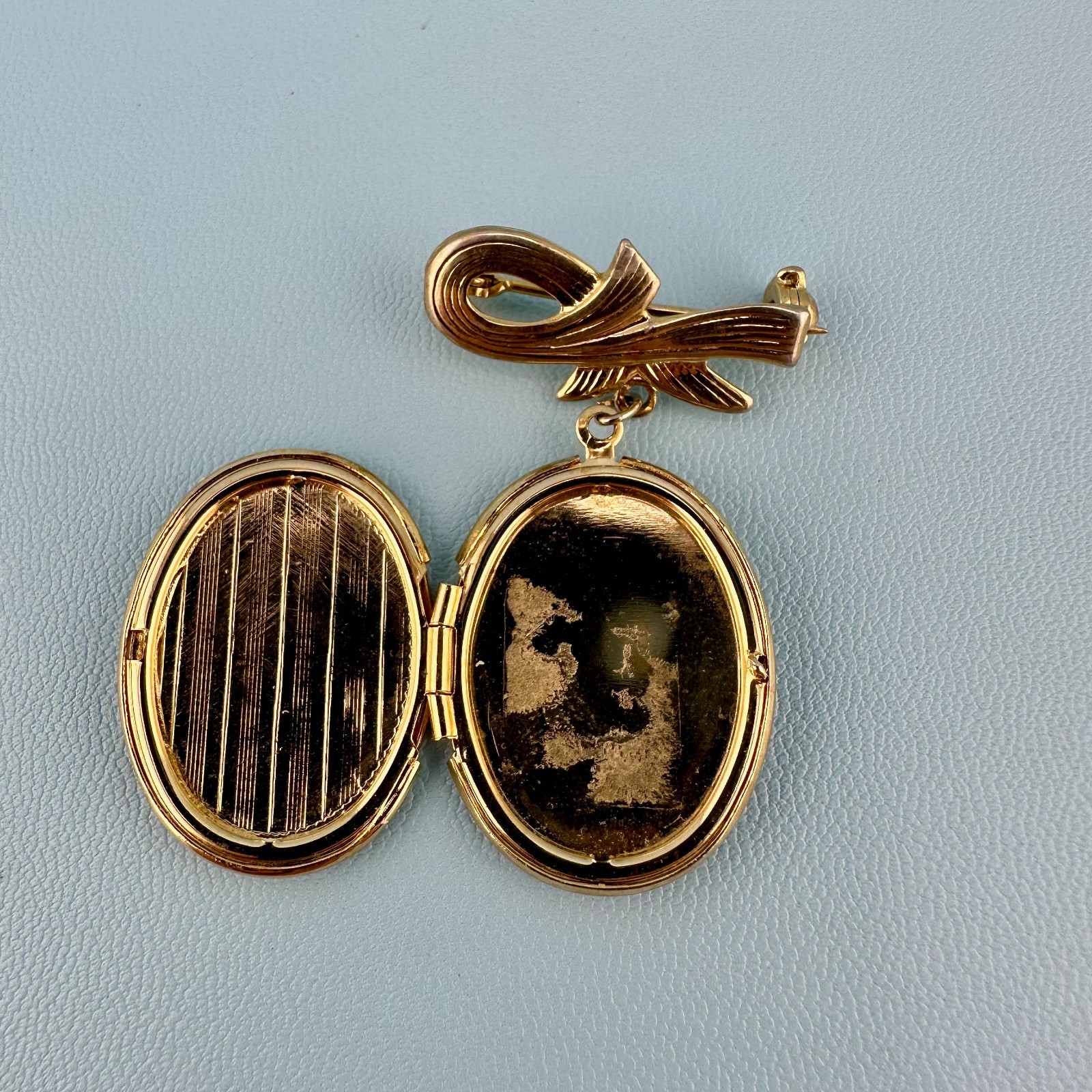 Vintage Photo Locket Brooch Pin Gold Tone Etched Stripe Dangle Bow Ribbon 1.75″