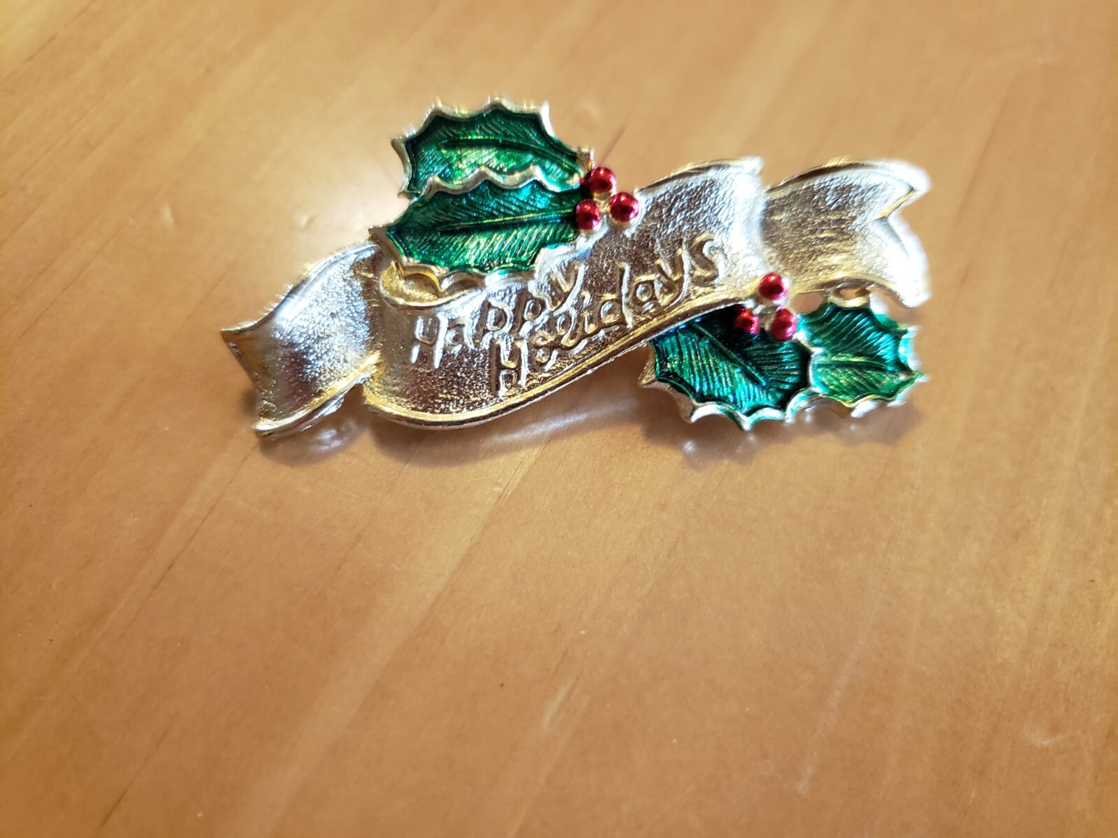VINTAGE GERRYS CHRISTMAS GOLDPLATE BANNER HAPPY HOLIDAYS PIN BROOCH COLLECT-2.1″
