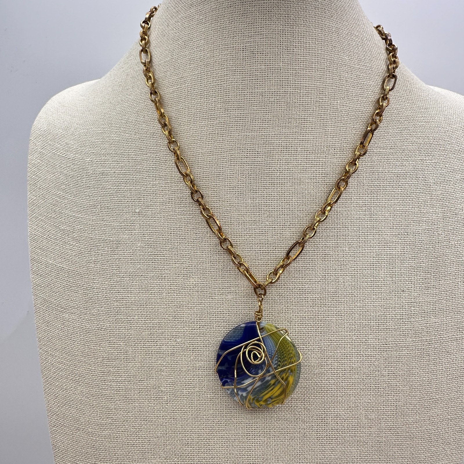 Vintage 90s Gold Tone Wire Wrapped Resin Pendant Necklace Women’s Jewelry