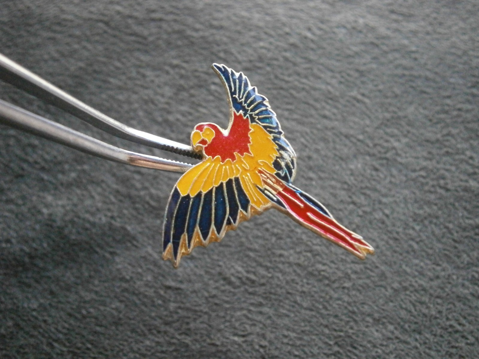 Macaw Parrot in Flight Vintage Enamel Lapel Pin Hat Badge 3.2g