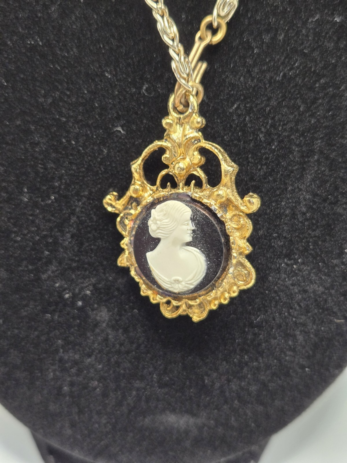 Estate Jewelry Cameo Dual Sided White / Black Portrait Pendant Pin Gold Tone