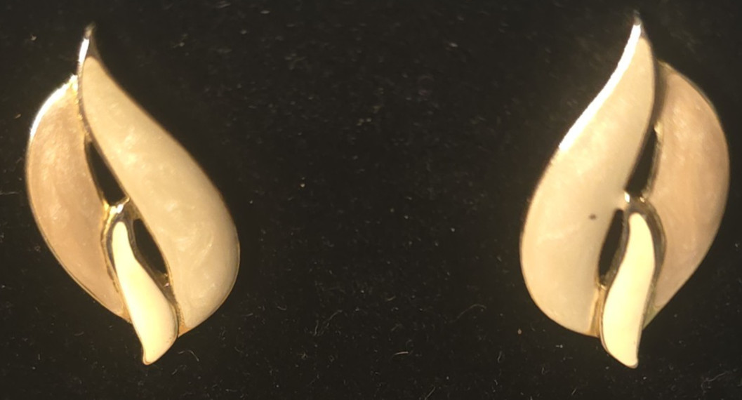 Vintage Trifari three tone tear drop enamel tan white brown gold tone earring 1″