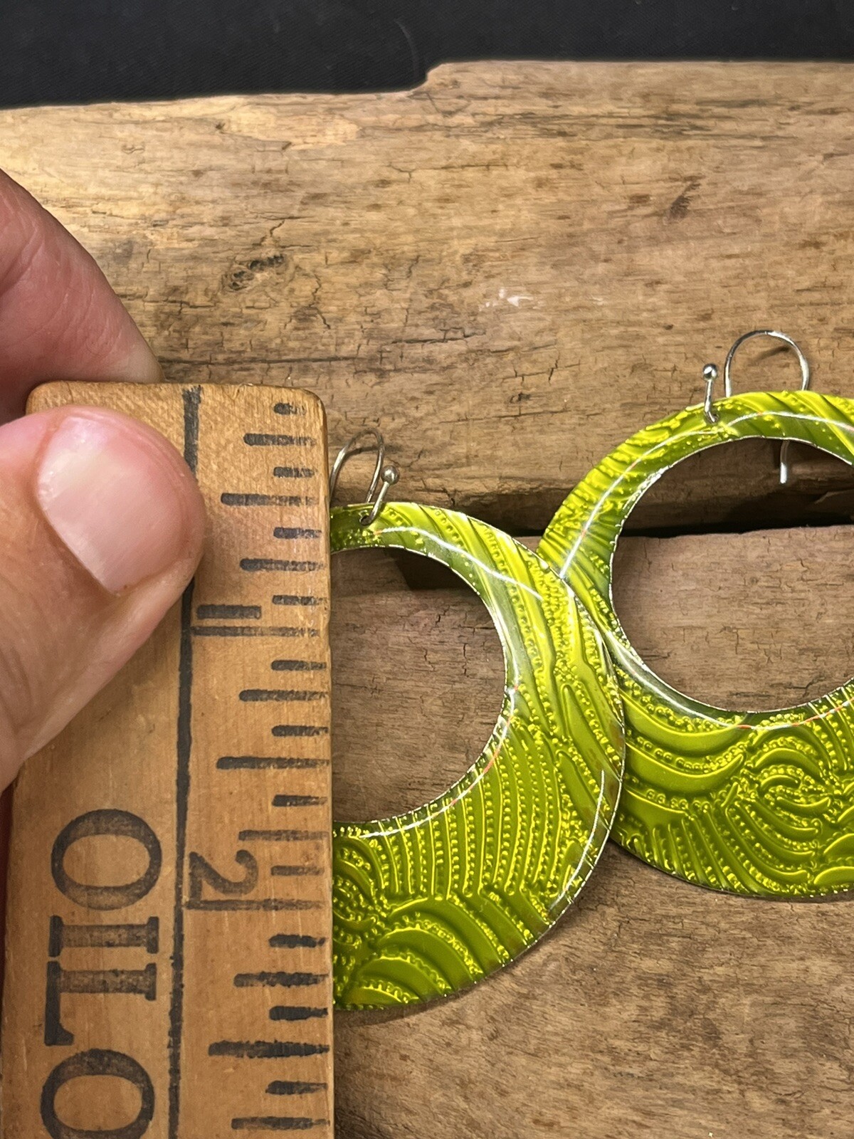 VINTAGE SILVER TONE LIME GREEN ENIMAL DROP HOOP EARRINGS 2.5”