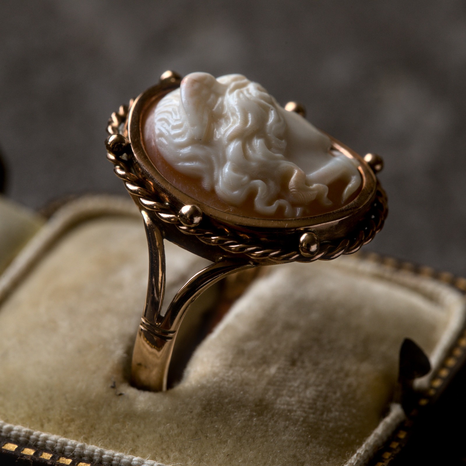 ANTIQUE ITALIAN 9K GOLD NATURAL SHELL CAMEO RING HIGH RELIEF MEDUSA c1880