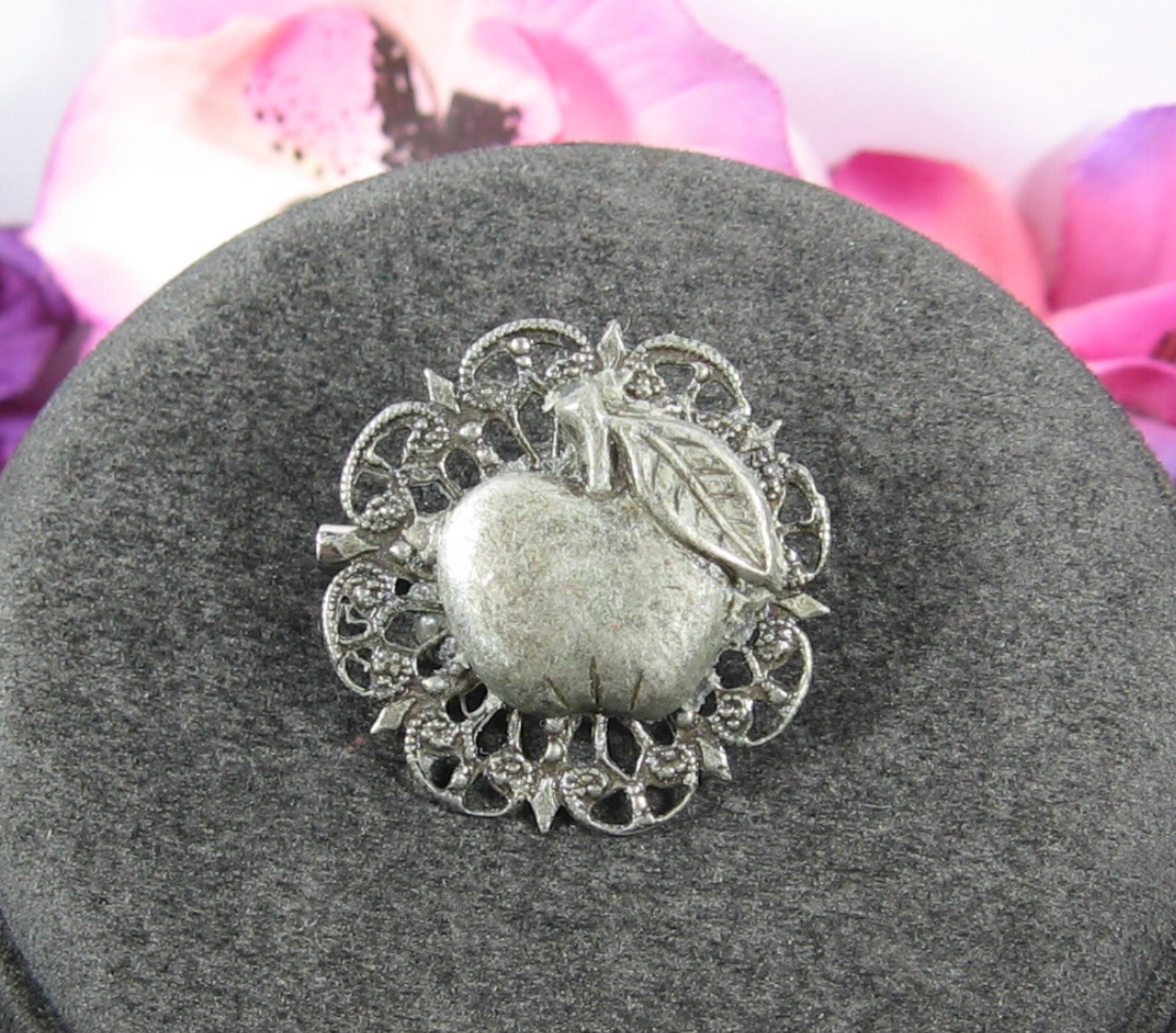 APPLE With Leaf On FILIGREE Brooch Vintage Scatter Pin Silvertone Round 1 1/4″