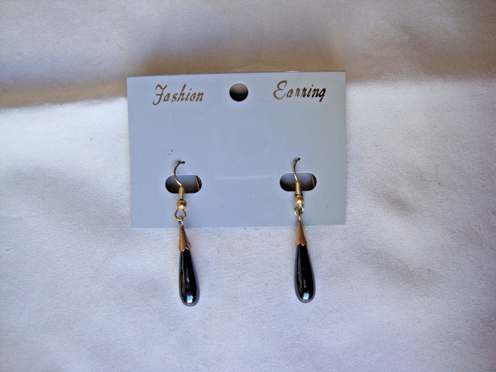 VINTAGE 1970s CLASSIC HEMATITE TEARDROP GOLD TONE HOOK DANGLE/DROP EARRINGS