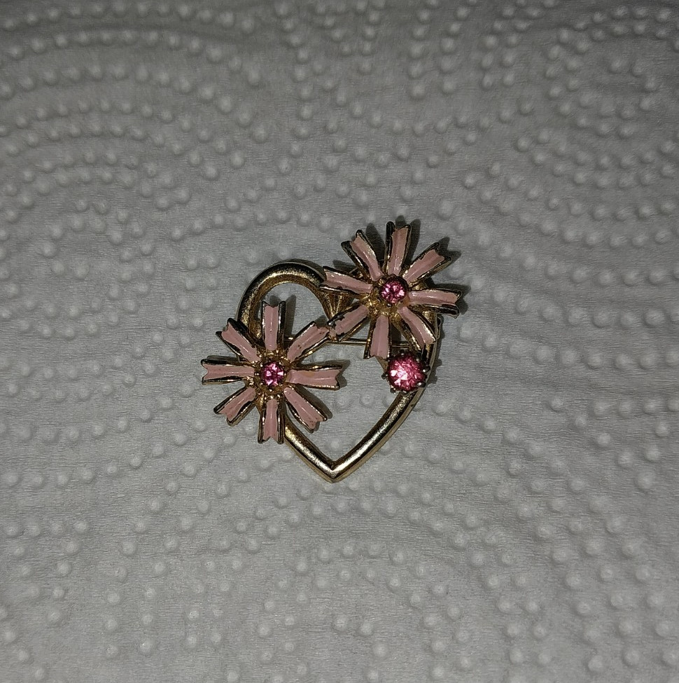 VINTAGE HEART SHAPED BROOCH WITH PINK ENAMEL FLOWERS AND PINK RHINESTONES