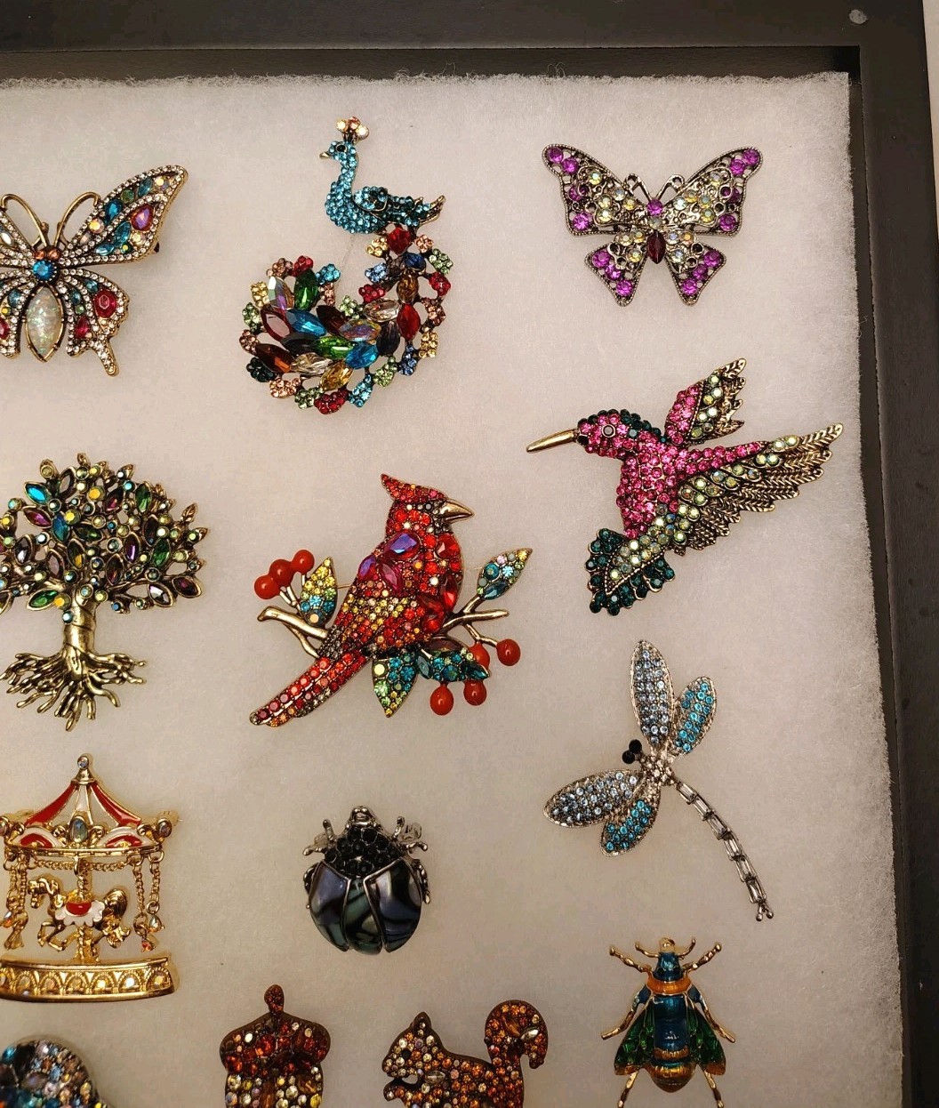 Rhinestone Brooches Lot Of 27 In Glass Front Display Case ** NEW ** ** NICE **