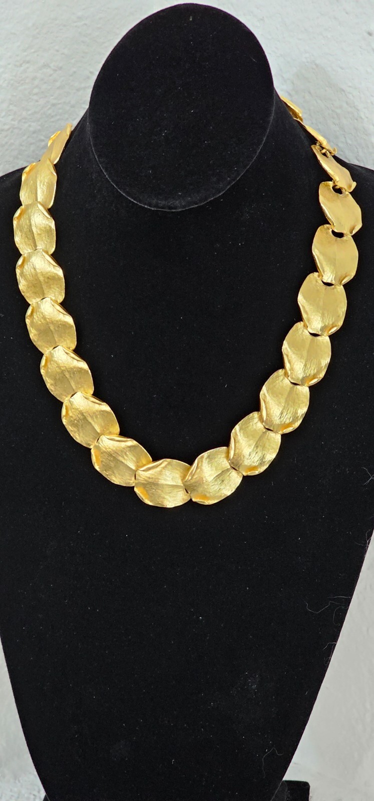 Fashion jewelry choker necklace gold tone metal 19″ quarter size like leaves