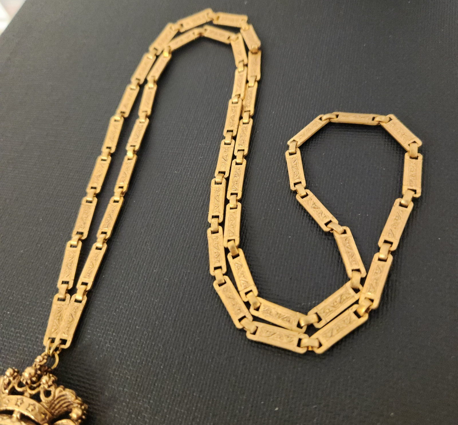 Vintage Florenza Magnifying Glass Pendant Necklace Repousse Bar Link Chain