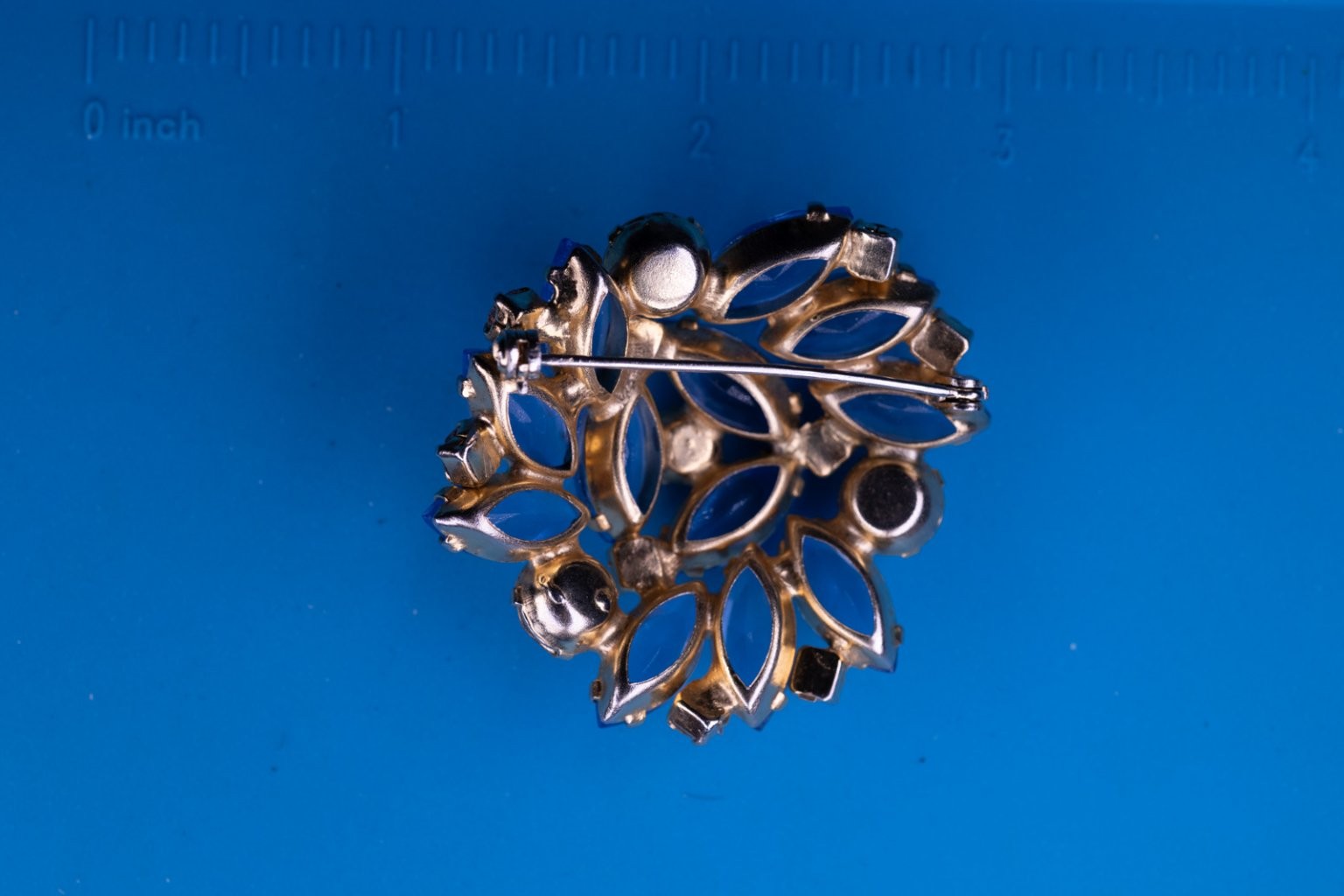 Vintage Cluster Brooch Pin Gold Tone Metal 2″ Round Blue Rhinestone AB Faceted