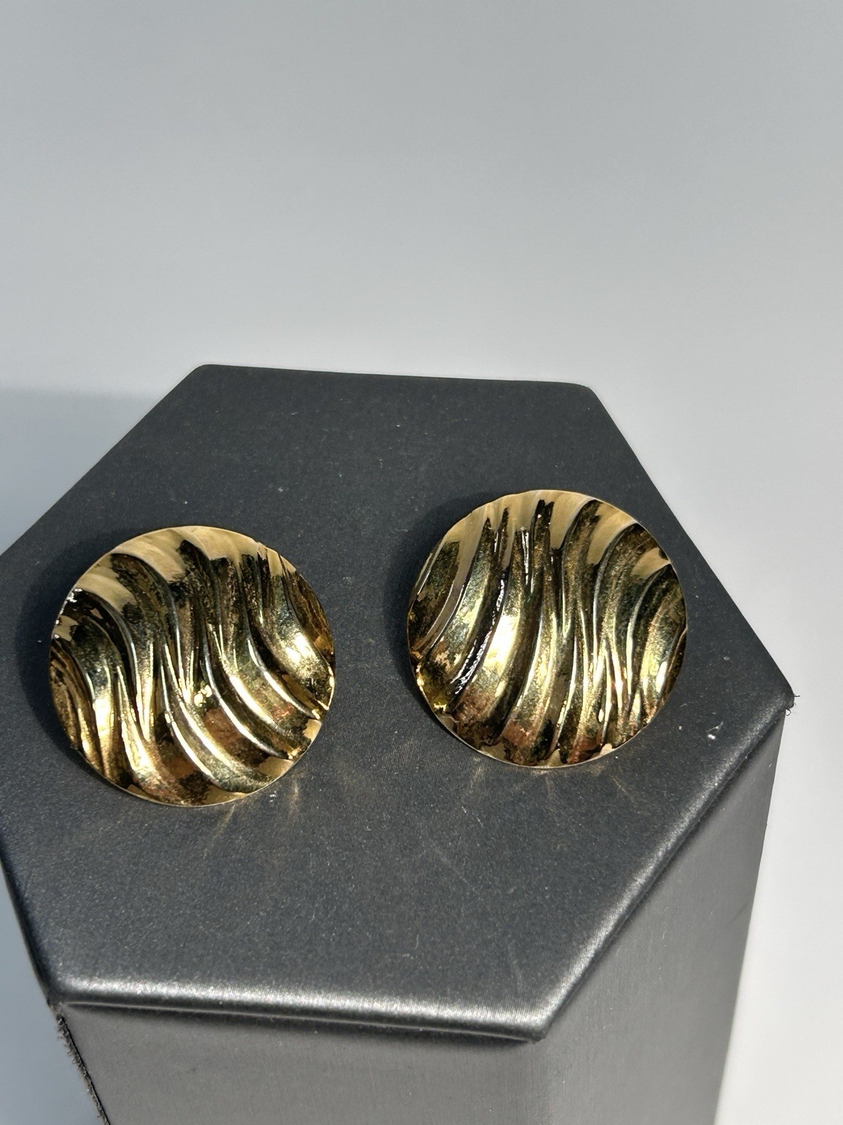 Vintage 1980s Modernist Gold Tone Ripple Wave Disc Clip On Earrings