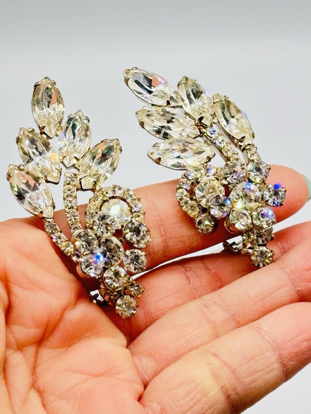 Vtg JULIANA Clear Glass Rhinestone 3D Flower Leaf Clip On Earrings