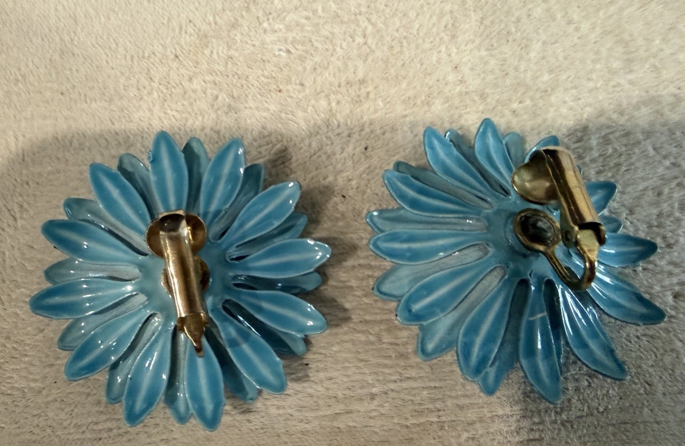 VINTAGE BLUE ENAMEL METAL DAISY FLOWER POWER CLIP-ON EARRINGS