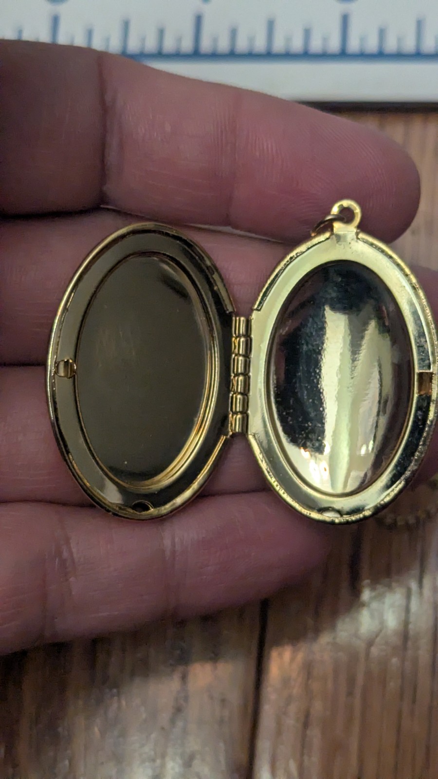 VINTAGE 1971 Fran Moore Moppetts Locket Necklace Gold Tone 17″