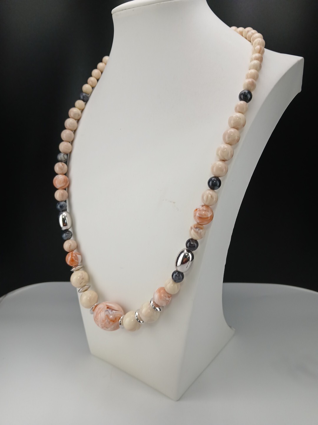 Avon 1988 Desert Sands Lucite Silver Tone Necklace And clip-on Earring Set