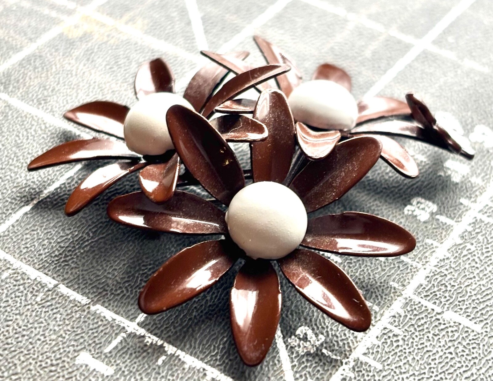 Vintage Flower Brooch,PIN, Triple Bloom, 1970s Autumn Brown,White,EXCELLENT🍁