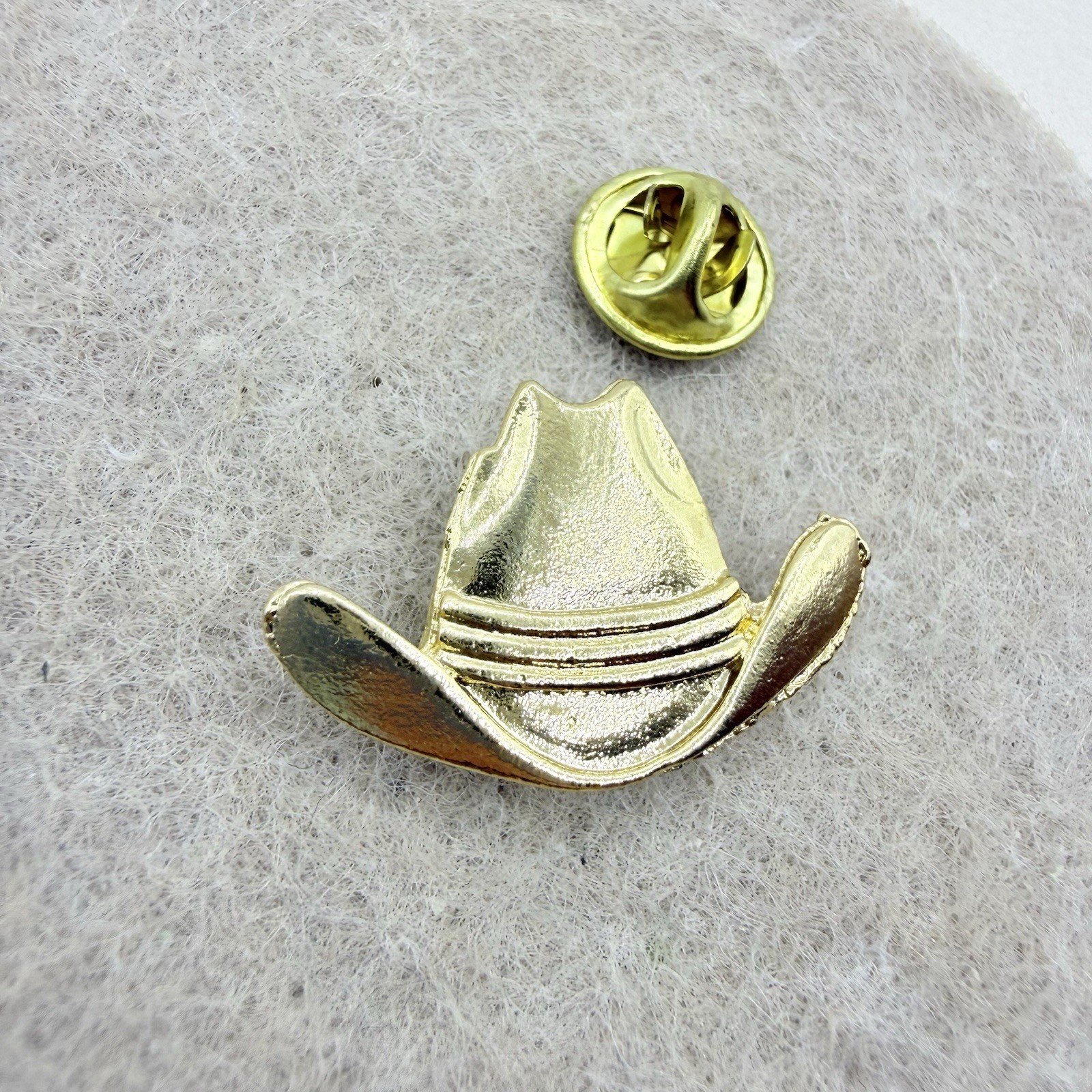 Vintage Gold Tone Western Cowboy Cowgirl Hat Lapel Pin Accessory Badge