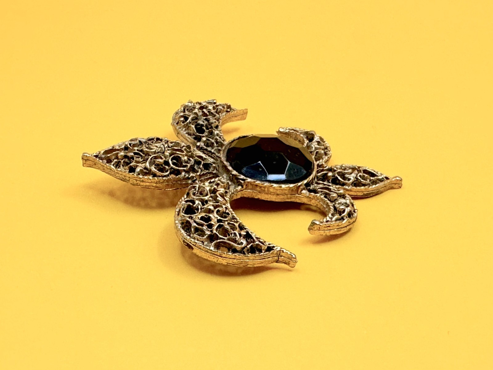 Gold Tone & Black Faceted Acrylic Stone Fleur De Lis Brooch Vintage